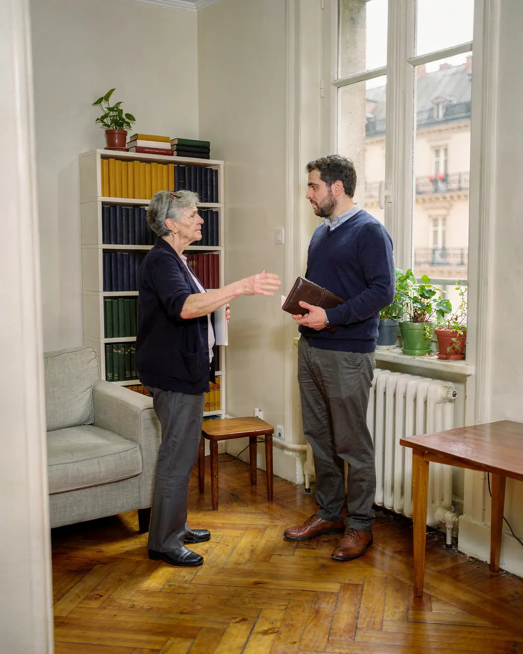 Visite d’estimation dans le séjour d’un appartement parisien