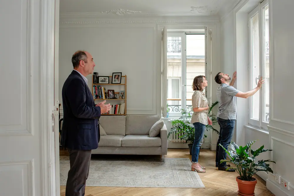 Visite accompagnée d’un appartement par un couple d’acquéreurs